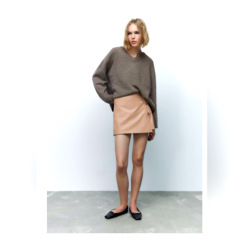 NWT Zara faux leather skirt in perfect condition.